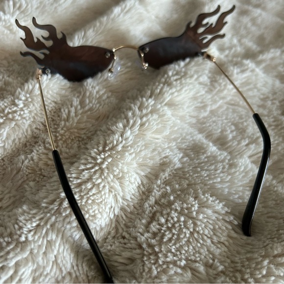 Y2K Flame Sunglasses - Picture 3 of 3
